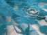 Koronka na tiulu nasycone turkusowe róże