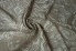 Jedwabista wiskoza sukienkowa zimny piaskowy beż ornamenty