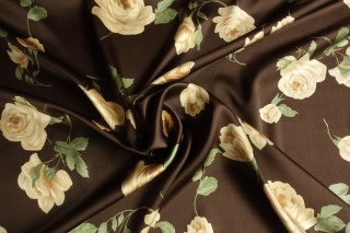 Jedwab satyna czekolada malowane kwiaty beżowe
